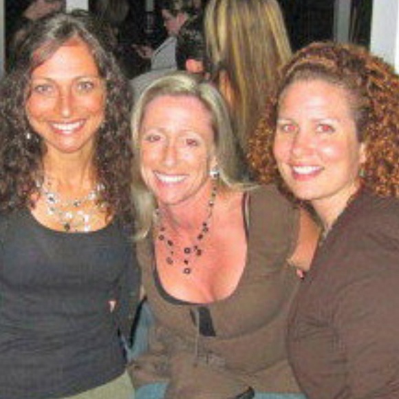 Meet your Posher, Nicole - Picture 2 of 2